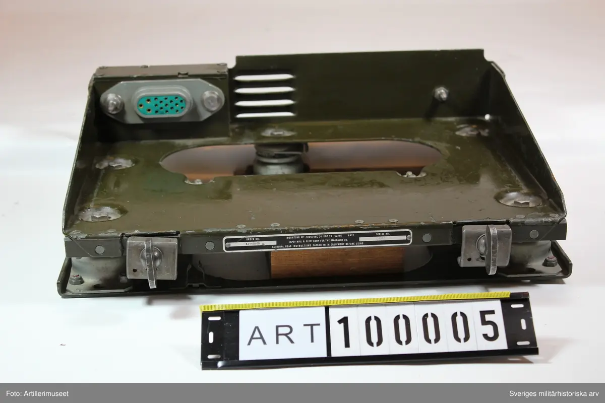 Radiostation 422 (Ra 422)

M3955-422010

En amerikansk UK-radio (ultrakortvåg) avsedd för telefoni i VRC 12 serien, med beteckning RT-524. 
I början av 1960-talet introducerades i USA en ny generation militära radiostationer, 1960 VRC-12 (Ra 421 och Ra 422) och 1961 PRC-25 (Ra 145).

Stationen köptes in till Sverige och fick beteckningen Ra 422.
Radiostationen var avsedd att användas i radiofordon och på staber.
Ra 422 var i huvudsak en fordonsmonterad radio och förekom i stabshytter, stabsterrängbilar, radiopersonterrängbilar samt på stabsplatser.

Ra 422 var försedda med ett frekvenssystem som gav mycket god frekvensnoggranhet vid sändning och mottaganing och med ett brett frekvensområde, 30,00-75,95 MHz. 
Den lämnar vid sändning en 150 Hz signal för manövrering av tonstyrd brus-spärr hos motstationen t.ex Ra 145/146 och Ra 421/422.

Tekniska data
Frekvensomfång:	         	30,00-75,95 MHz (920 kanaler)
  Band A: 			        30,00-52,95 MHz
  Band B:			        53,00-75,95 MHz
Kanalavstånd:	         	50 kHz
Modulation:		                Frekvensmodulering (FM)
Antenneffekt högeffekt:	40 W
Antenneffekt lågeffekt:	1-3 W
Brusblockering:	         	Brus- eller tonreglerad (150 Hz)
Rörbestyckning:   		Halvledarbestyckad 
  Sändare: 		         	2 st rör (driv- och slutsteg)
  Mottagare: 		                3 st rör (1:a HF-, 2:a HF- och blandarsteg)
Strömförsörjning:                25,5 V likspänning
Vikt:			                27 kg

Beskrivningar
Radiostation 421 och 422. Beskrivning del 1 (1977). Publ.nr: M7786-003540
Radiostation 421 och 422. Beskrivning del 2 (1977). Publ.nr: M7787-002920
Radiostation 421 och 422. Reservdelskatalog (1980). Publ.nr: M7776-002460

Benämningssystem för radiostationer:
I slutet av 1940-talet infördes ett nytt system att benämna bl a arméns radiostationer. 
I stället för uteffekt och modellårsnummer tillkom följande system:
Beteckningssystem för radiostationer
Ra 100-199      Lätta bärbara batteridrivna stationer (förbindelse under marsch)
Ra 200-299      Tunga bärbara generatordrivna stationer (ingen förbindelse under marsch)
Ra 300-399      Stationer som i ej driftklart skick transporteras på fordon
Ra 400-499      Stationer i bandfordon (direkt driftklara).
Ra 500-599      Stationer i personbilar (direkt driftklara).
Ra 600-699      Tyngre stationer monterade i bussar och/eller släpvagnar 
Ra 700-799      Fasta stationer
Ra 800-899      Reserv. Ra 8xx blev senare beteckningen för Marinens radiostationer
Ra 900-999      Mottagare

Beteckningen anger:
Första siffran	transportsätt/kraftförsörjning
Andra siffran	viss stationstyp inom den ram som anges av första siffran
Tredje siffran 	utvecklingsnummer refererande till stationstyp som anges av andra siffran


Underlag till ”beskrivning” är i huvudsak hämtat ur Försvarets Historiska Telesamlingar
Armén, sammanställning över arméns lätta radiostationer under 1900-talet av
Sven Bertilsson och Thomas Hörstedt (Grön radio).

