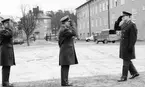 Överbefälhavaren, general Stig Synnergrens förstagångsbesök vid regementet 1972-11-29.
OBS 3 bilder
Bild 1: Regementschefen överste Stig Colliander lämnar av till ÖB general Stig Synnergren. Bakom regementschefen står bataljonchefen major Nils-Henric Moberg.
Bild 2: Honörsvakten lämnas av till ÖB.
Bild 3: ÖB visiterar honörsvakten. Bakom ÖB ses till vänster chefen för honörsvakten mj Ola Ericsson och regch öv Stig Colliander