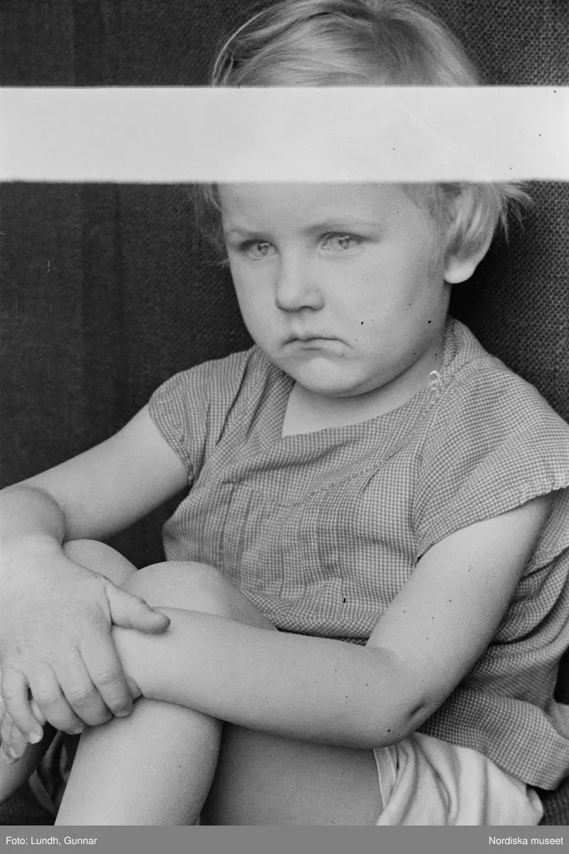 Motiv: G. Nordblads dotter;
Porträtt av en flicka, porträtt av en kvinna och en flicka, en man fotograf Gunnar Lundh ligger i en soffa.

Motiv: (ingen anteckning) ;
Porträtt av en flicka, porträtt av en man och en flicka.

Motiv: G. Nordblad med dotter;
Porträtt av en man äter en glass, porträtt av en flicka och en man som äter en glass, porträtt av en flicka som äter en glass.