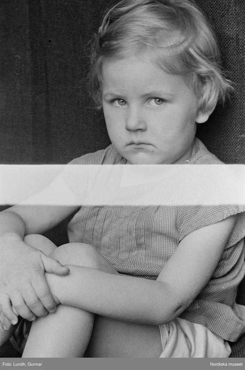 Motiv: G. Nordblads dotter;
Porträtt av en flicka, porträtt av en kvinna och en flicka, en man fotograf Gunnar Lundh ligger i en soffa.

Motiv: (ingen anteckning) ;
Porträtt av en flicka, porträtt av en man och en flicka.

Motiv: G. Nordblad med dotter;
Porträtt av en man äter en glass, porträtt av en flicka och en man som äter en glass, porträtt av en flicka som äter en glass.