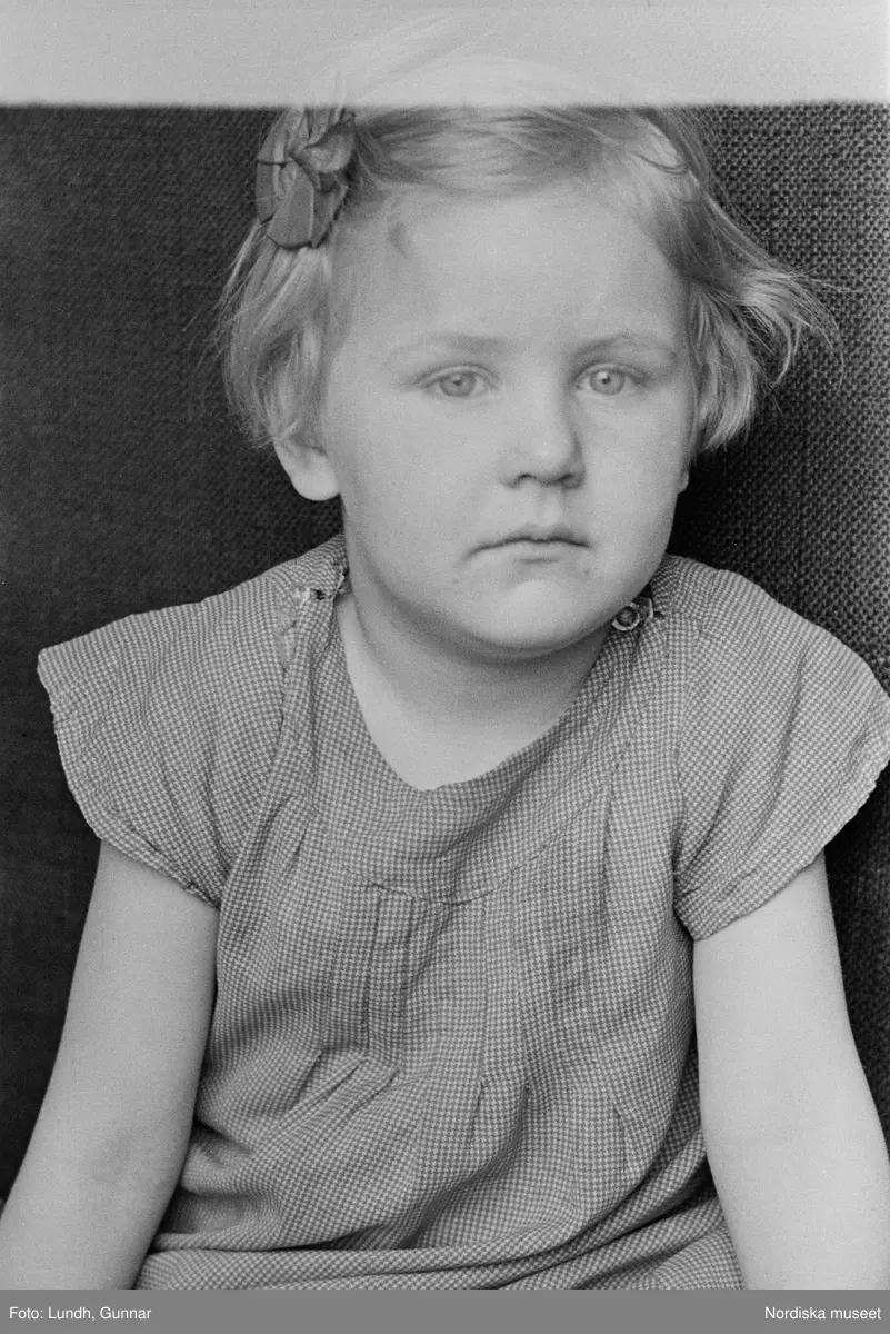 Motiv: G. Nordblad;
Porträtt av en man.

Motiv: Gösta Nordblad i sin atelje;
Ett fat med frukt, tavlor och en bokhylla, porträtt av en man, fågelholkar till salu för 1.00kr, skylt "OBS Utfart", avfotograferad tavla, en låda med färgtuber, ett bord med burkar med målarfärg och flaskor.

Motiv: G. Nordblads dotter;
Porträtt av en flicka.