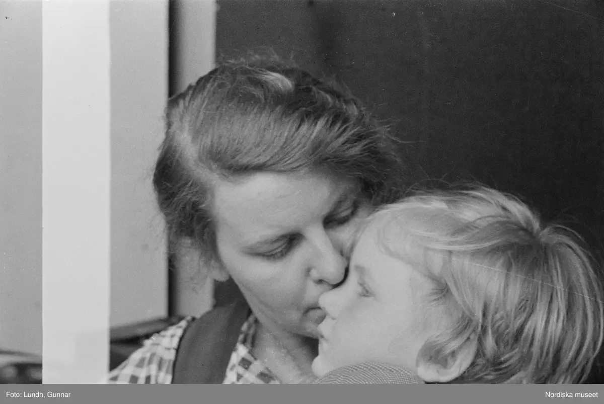 Motiv: G. Nordblads dotter;
Porträtt av en flicka, porträtt av en kvinna och en flicka, en man fotograf Gunnar Lundh ligger i en soffa.

Motiv: (ingen anteckning) ;
Porträtt av en flicka, porträtt av en man och en flicka.

Motiv: G. Nordblad med dotter;
Porträtt av en man äter en glass, porträtt av en flicka och en man som äter en glass, porträtt av en flicka som äter en glass.
