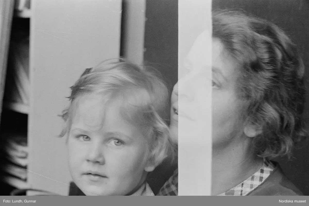 Motiv: G. Nordblads dotter;
Porträtt av en flicka, porträtt av en kvinna och en flicka, en man fotograf Gunnar Lundh ligger i en soffa.

Motiv: (ingen anteckning) ;
Porträtt av en flicka, porträtt av en man och en flicka.

Motiv: G. Nordblad med dotter;
Porträtt av en man äter en glass, porträtt av en flicka och en man som äter en glass, porträtt av en flicka som äter en glass.