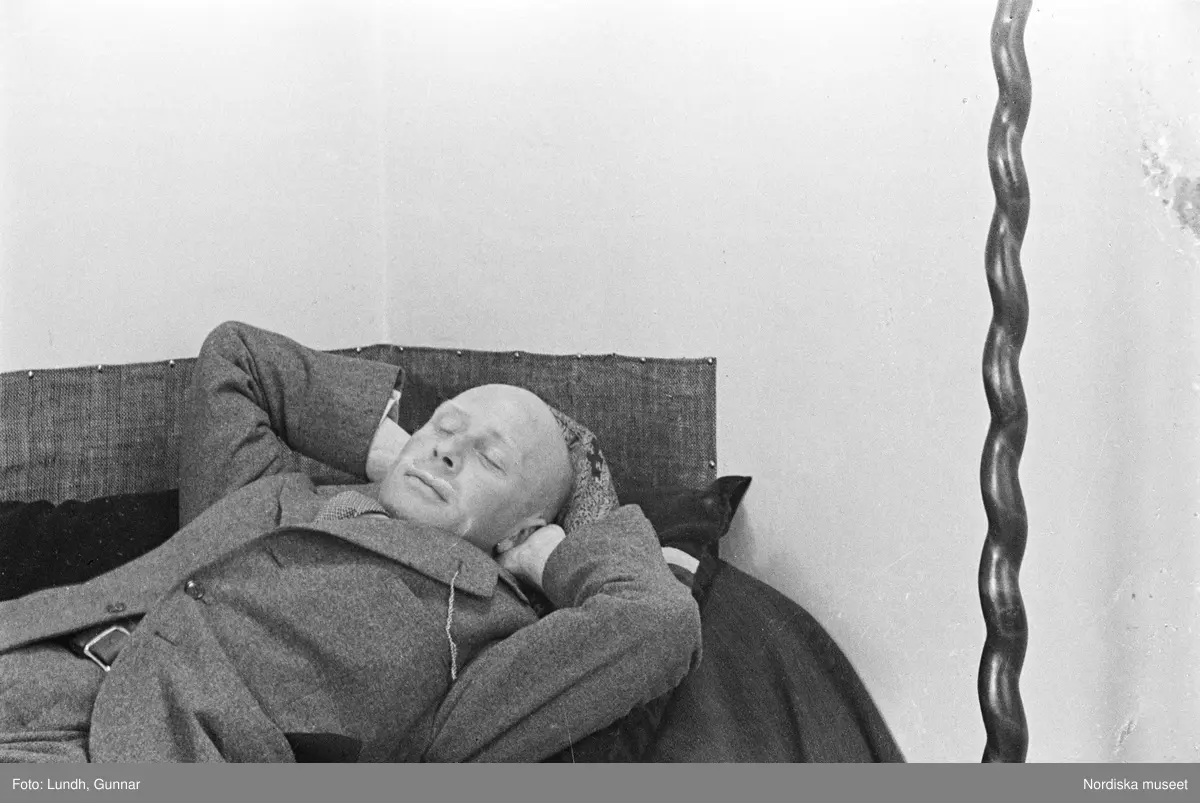 Motiv: G. Nordblads dotter;
Porträtt av en flicka, porträtt av en kvinna och en flicka, en man fotograf Gunnar Lundh ligger i en soffa.

Motiv: (ingen anteckning) ;
Porträtt av en flicka, porträtt av en man och en flicka.

Motiv: G. Nordblad med dotter;
Porträtt av en man äter en glass, porträtt av en flicka och en man som äter en glass, porträtt av en flicka som äter en glass.