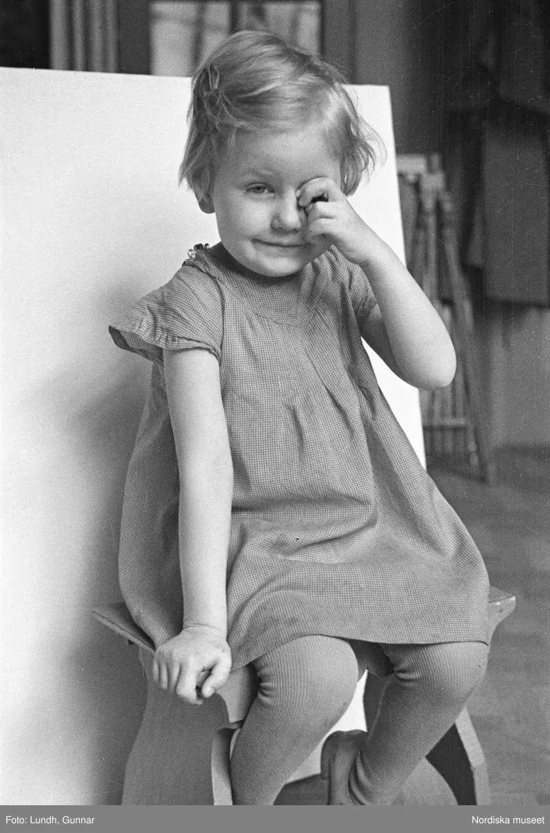 Motiv: G. Nordblads dotter;
Porträtt av en flicka, porträtt av en kvinna och en flicka, en man fotograf Gunnar Lundh ligger i en soffa.

Motiv: (ingen anteckning) ;
Porträtt av en flicka, porträtt av en man och en flicka.

Motiv: G. Nordblad med dotter;
Porträtt av en man äter en glass, porträtt av en flicka och en man som äter en glass, porträtt av en flicka som äter en glass.