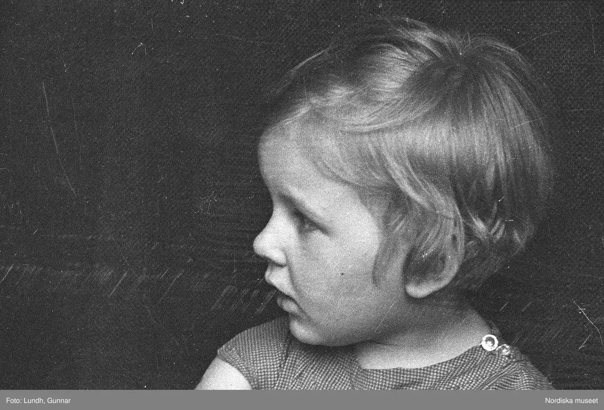 Motiv: G. Nordblads dotter;
Porträtt av en flicka, porträtt av en kvinna och en flicka, en man fotograf Gunnar Lundh ligger i en soffa.

Motiv: (ingen anteckning) ;
Porträtt av en flicka, porträtt av en man och en flicka.

Motiv: G. Nordblad med dotter;
Porträtt av en man äter en glass, porträtt av en flicka och en man som äter en glass, porträtt av en flicka som äter en glass.