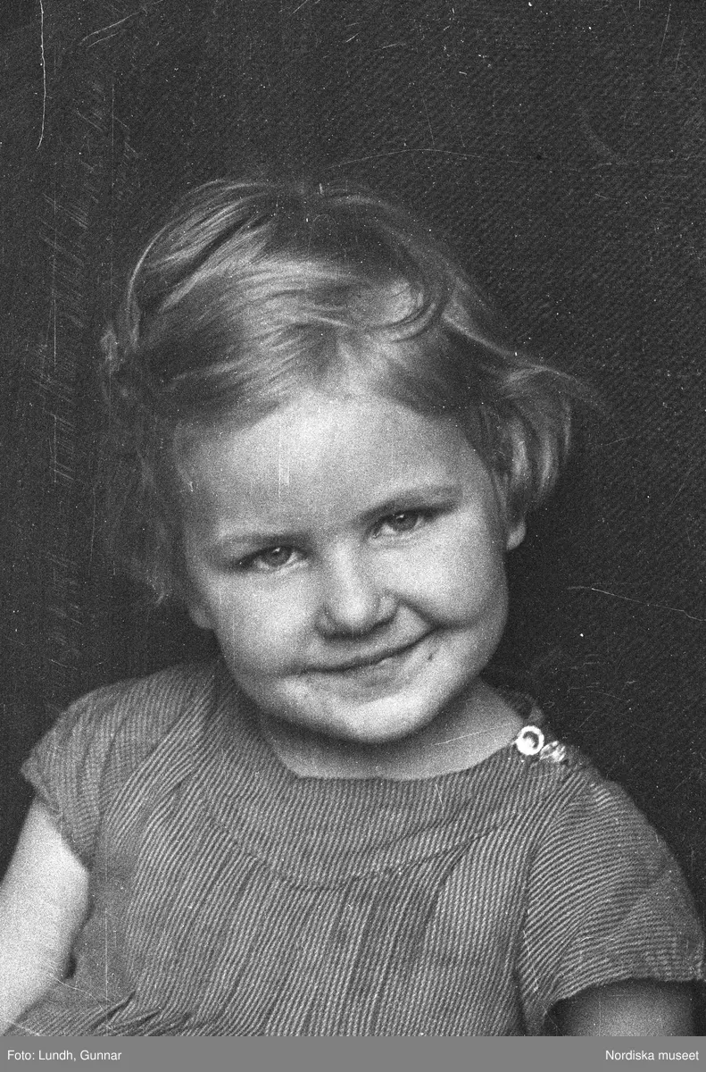 Motiv: G. Nordblads dotter;
Porträtt av en flicka, porträtt av en kvinna och en flicka, en man fotograf Gunnar Lundh ligger i en soffa.

Motiv: (ingen anteckning) ;
Porträtt av en flicka, porträtt av en man och en flicka.

Motiv: G. Nordblad med dotter;
Porträtt av en man äter en glass, porträtt av en flicka och en man som äter en glass, porträtt av en flicka som äter en glass.