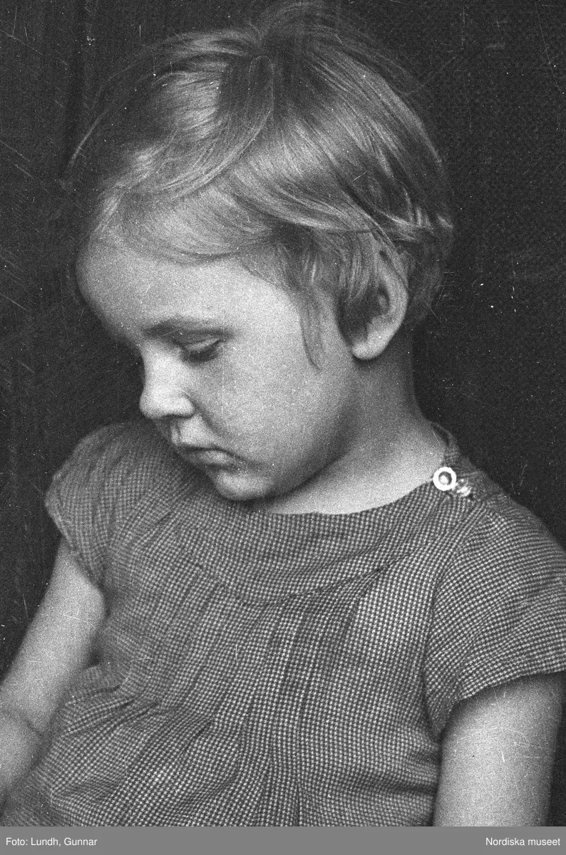 Motiv: G. Nordblads dotter;
Porträtt av en flicka, porträtt av en kvinna och en flicka, en man fotograf Gunnar Lundh ligger i en soffa.

Motiv: (ingen anteckning) ;
Porträtt av en flicka, porträtt av en man och en flicka.

Motiv: G. Nordblad med dotter;
Porträtt av en man äter en glass, porträtt av en flicka och en man som äter en glass, porträtt av en flicka som äter en glass.