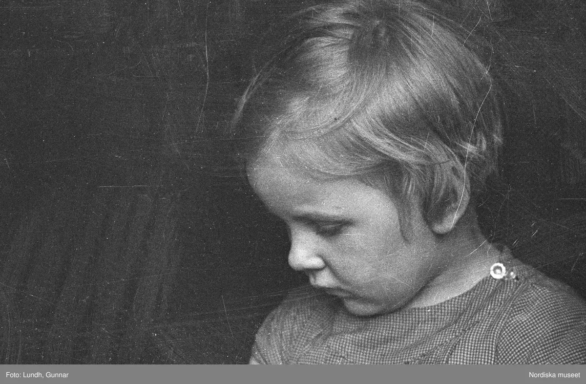 Motiv: G. Nordblads dotter;
Porträtt av en flicka, porträtt av en kvinna och en flicka, en man fotograf Gunnar Lundh ligger i en soffa.

Motiv: (ingen anteckning) ;
Porträtt av en flicka, porträtt av en man och en flicka.

Motiv: G. Nordblad med dotter;
Porträtt av en man äter en glass, porträtt av en flicka och en man som äter en glass, porträtt av en flicka som äter en glass.
