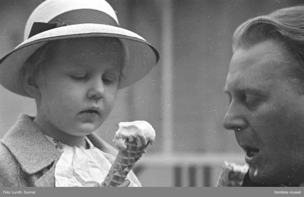 Motiv: G. Nordblads dotter;
Porträtt av en flicka, porträtt av en kvinna och en flicka, en man fotograf Gunnar Lundh ligger i en soffa.

Motiv: (ingen anteckning) ;
Porträtt av en flicka, porträtt av en man och en flicka.

Motiv: G. Nordblad med dotter;
Porträtt av en man äter en glass, porträtt av en flicka och en man som äter en glass, porträtt av en flicka som äter en glass.
