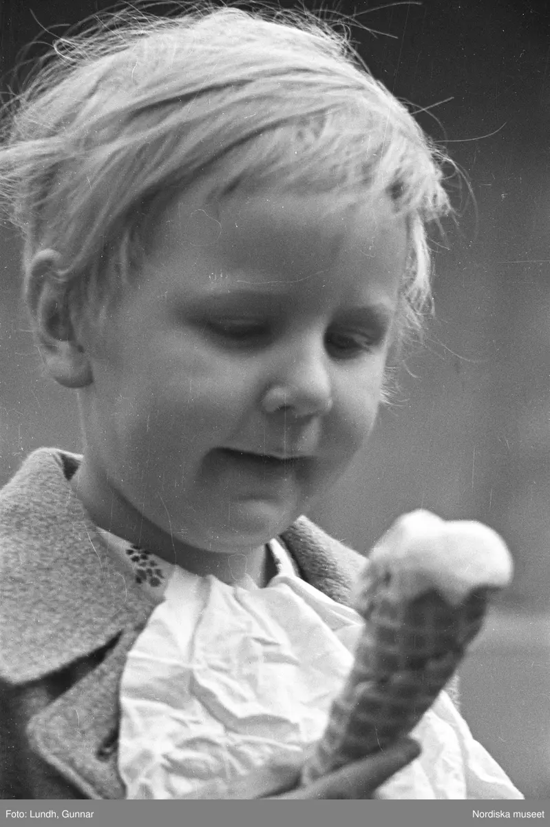 Motiv: G. Nordblads dotter;
Porträtt av en flicka, porträtt av en kvinna och en flicka, en man fotograf Gunnar Lundh ligger i en soffa.

Motiv: (ingen anteckning) ;
Porträtt av en flicka, porträtt av en man och en flicka.

Motiv: G. Nordblad med dotter;
Porträtt av en man äter en glass, porträtt av en flicka och en man som äter en glass, porträtt av en flicka som äter en glass.