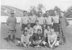 Kungl Fälttelegrafkårens Ing 3, segrande fotbollslag vid tävlan mellen Stockholmsförbanden 1936. Officeren är dåvarande chefen för 3. komp på Frösunda, kn Nils Jetzel till höger om målvakten serg Pelle Kastenholm. Foto från Åke Dahlberg.