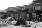 Motiv från varvsområdet Karlsro i Norrköping. Byggnaden på bilden uppfördes omkring 1917 som maskinhall för Norrköpings Varfs- & Werkstads AB. Vid tiden för bilden står byggnaden inför rivning på grund av brandrisk och reorganisering av varvsområdet inför kommande fartygsproduktion.