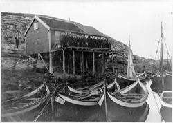 Fiskere foran Staværingsbua på Nakken, Sør-Gjæslingan, Vikna