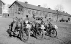 Motorcyklar, inlejda. A 6 kaserngård. Erik Sandstedt i mitten.