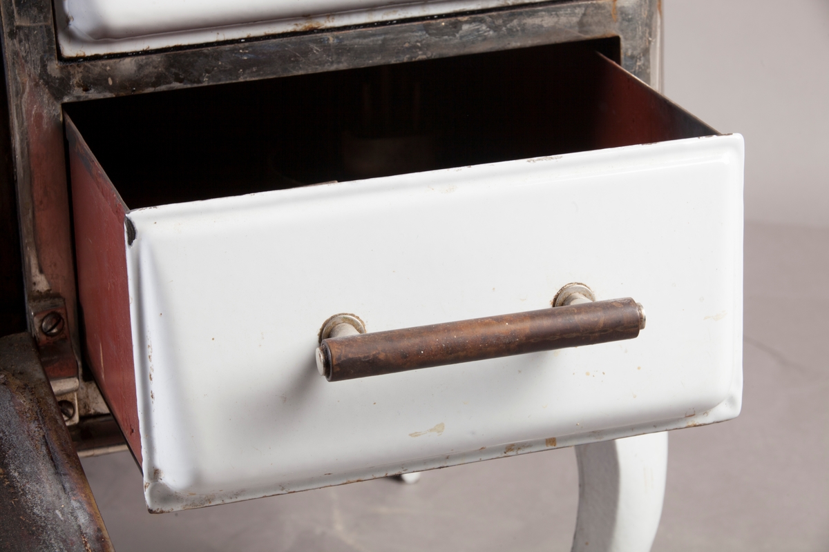 Komfyr med to plater + magasin og stekeovn. Lava
Rygg med klokke og elektrisk lampe. Stekeovn med termometer i dør. Varmeskuff.
Løse deler: 2 stekeplater, langpanne, rist, lsø elektrisk kokeplate(reservedel), lodd.