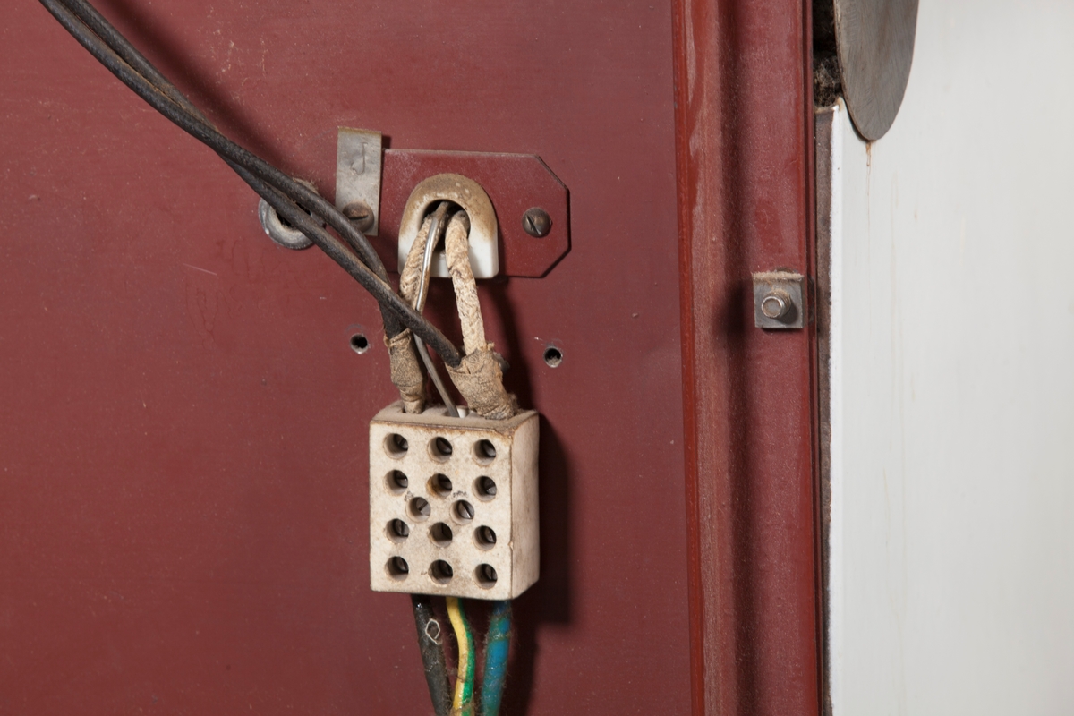 Komfyr med to plater + magasin og stekeovn. Lava
Rygg med klokke og elektrisk lampe. Stekeovn med termometer i dør. Varmeskuff.
Løse deler: 2 stekeplater, langpanne, rist, lsø elektrisk kokeplate(reservedel), lodd.
