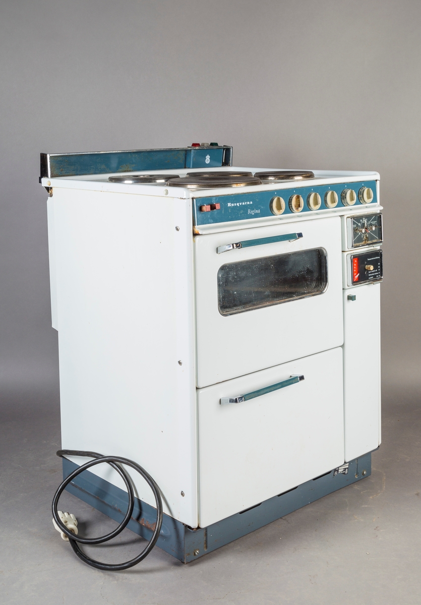 Komfyr Husqvarna Regina.
Fire kokeplater, to stekeovner, skap til stekebrett, tenkeplate,timer, klokke
løse deler: to langpanner, 4stekebrett, rist, rist til langpanne
