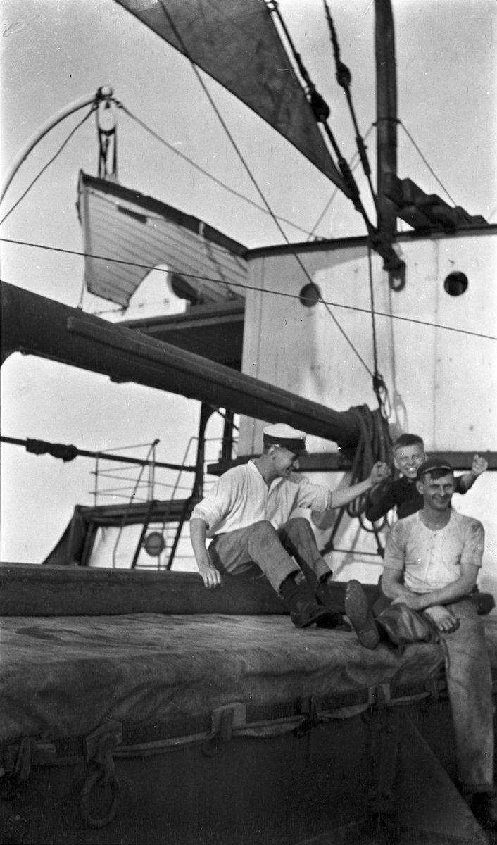 Tre menn på dekk på DS STORFOND, Lars Johansen til venstre.