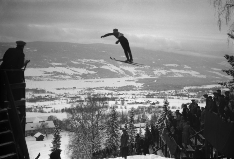 Hovedlandsrennet på Lillehammer i 1927. Hoppere i svevet.