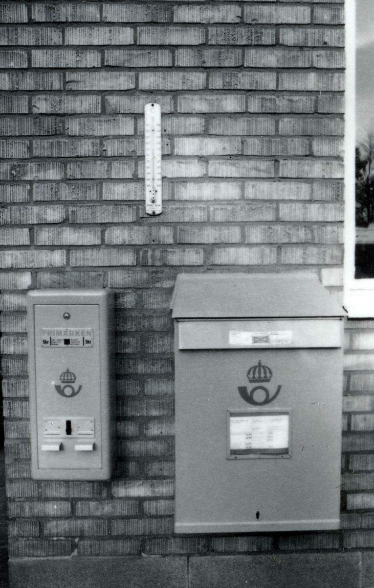 Dokumentation av postkontoret Halmstad 2, Badhusgatan 4, Halmstad. 
Postkontoret upphörde den 30 oktober 1987.