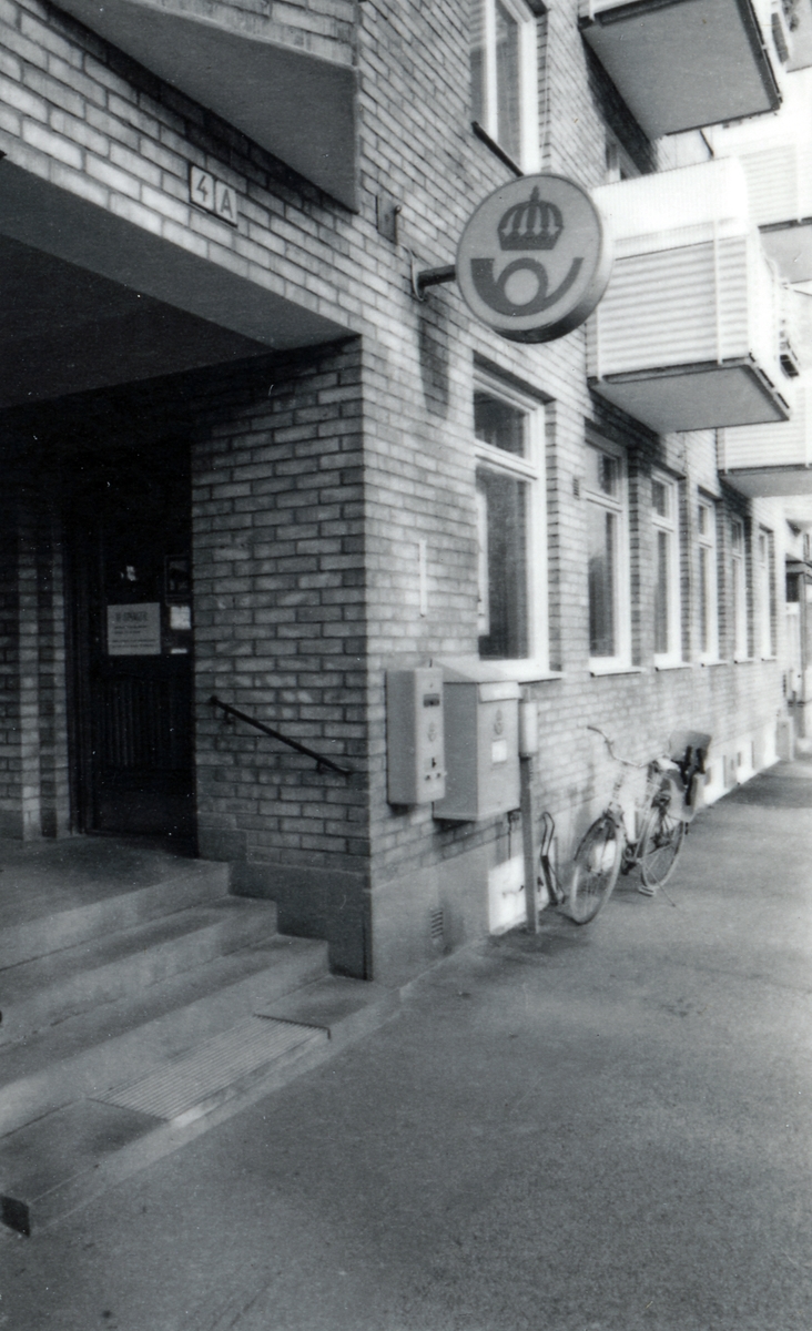 Dokumentation av postkontoret Halmstad 2, Badhusgatan 4, Halmstad. 
Postkontoret upphörde den 30 oktober 1987.