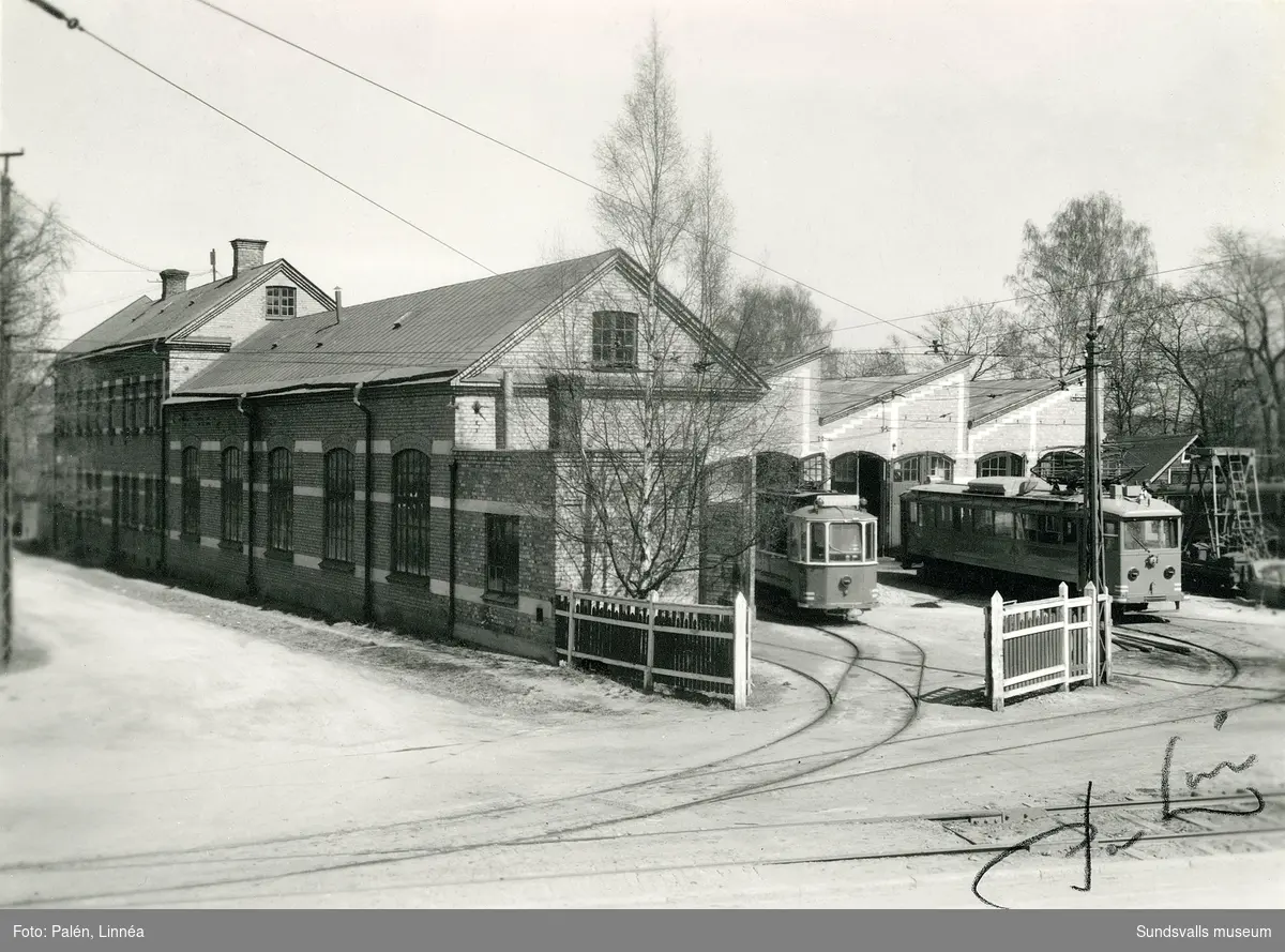 Utsikt mot spårvagnhallen och de fyra spårvagnstallarna. De två yttersta tillbyggda 1924.