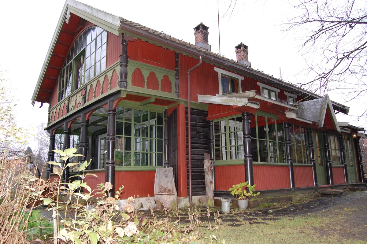 Bolighus for kunstmaleren Otto Valstad og forfatteren og læreren Tilla Valstad. Testamentert til Asker kommune i 1949.