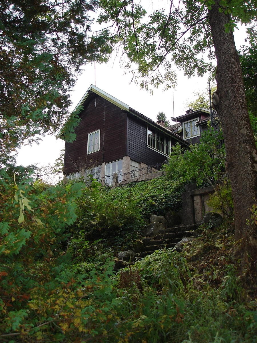 Bolighus for kunstmaleren Otto Valstad og forfatteren og læreren Tilla Valstad. Testamentert til Asker kommune i 1949.
