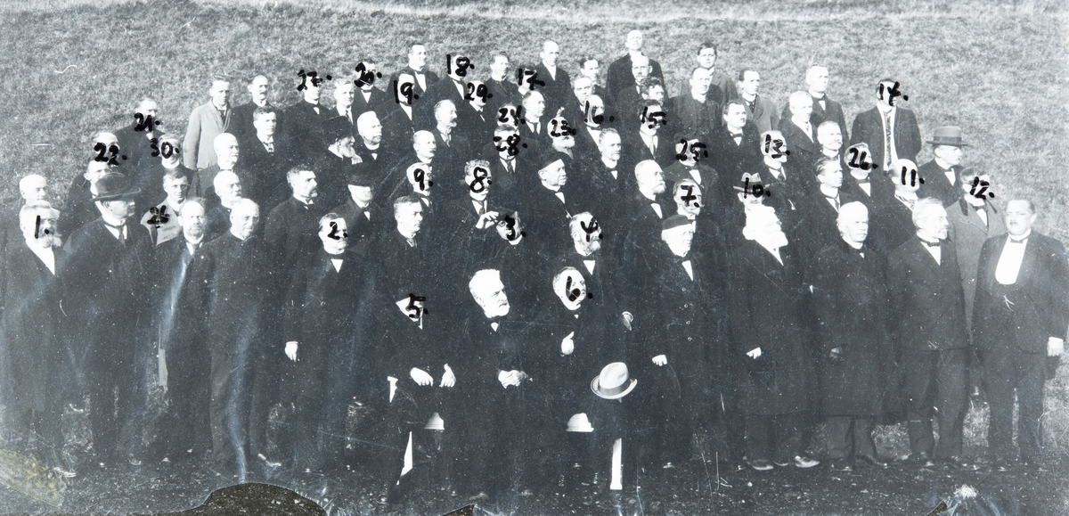 Prestemøte på Høsbjør Turisthotel i Ringsaker i 1920-årene. Se bilde 2 og 3 for navn.