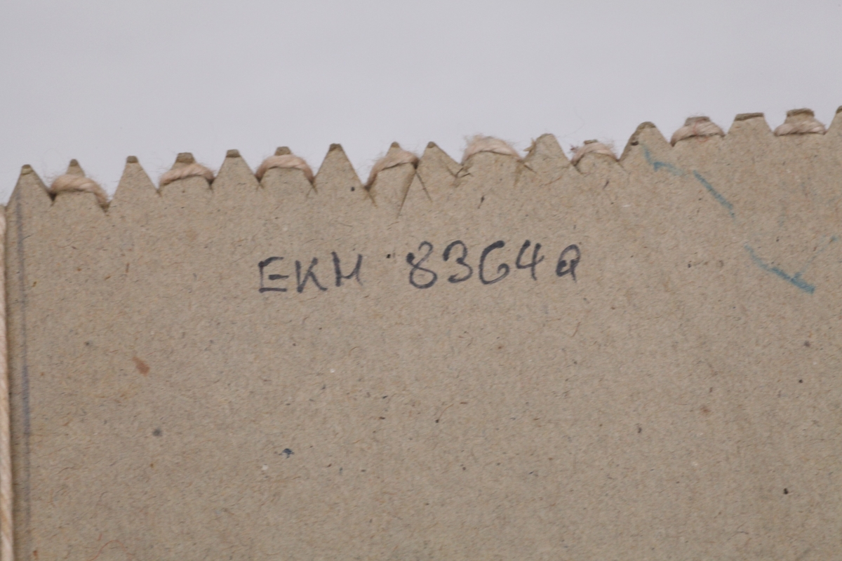 Hjemmelaget vev med pinner. Kartongplate, hyssing som renning og ulltråd som vev.