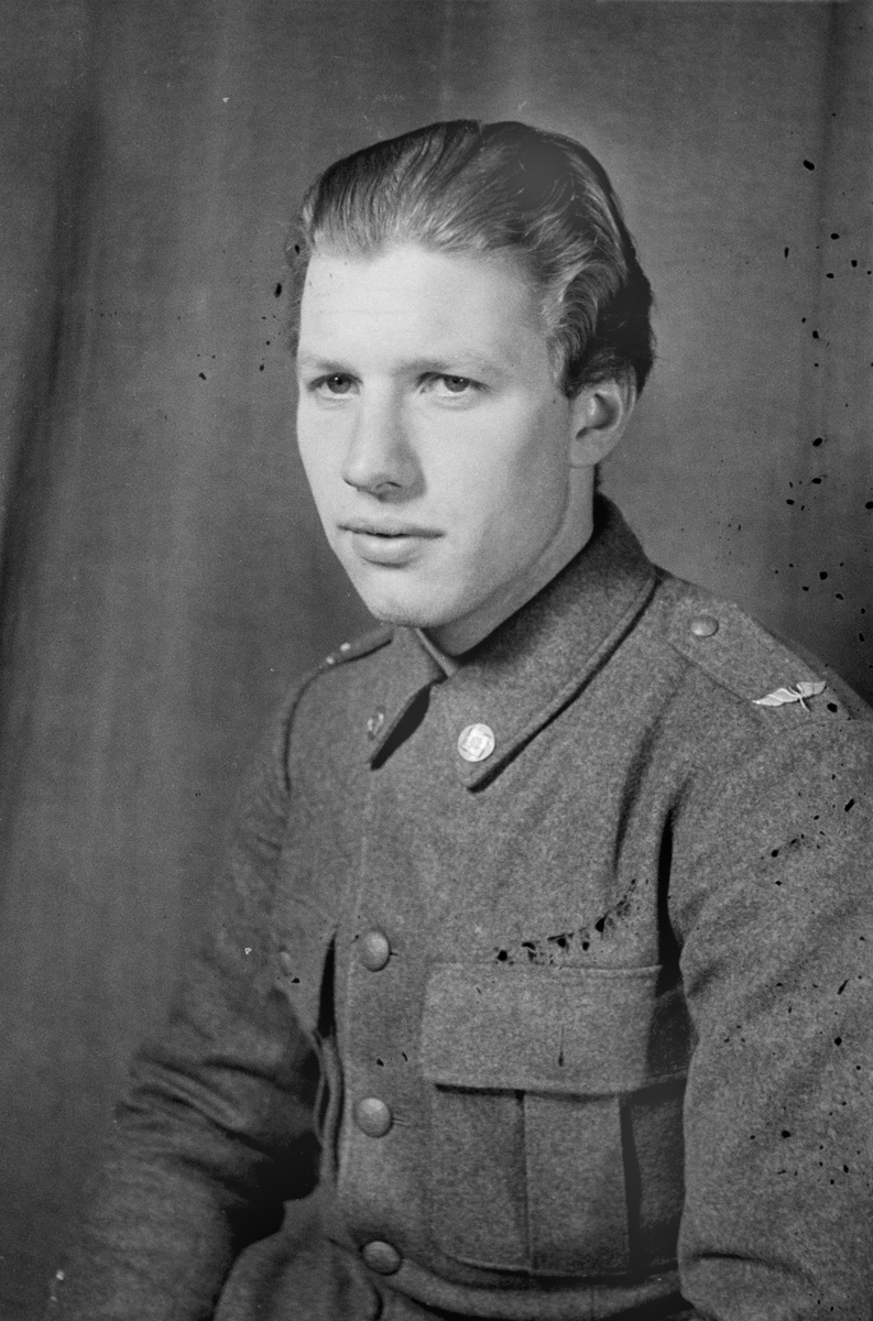 Porträttfoto av sergeant Sven Axel Jonsson (nummer 773), baschef Rovaniemi vid F 19, Svenska frivilligkåren i Finland under finska vinterkriget, 1940.