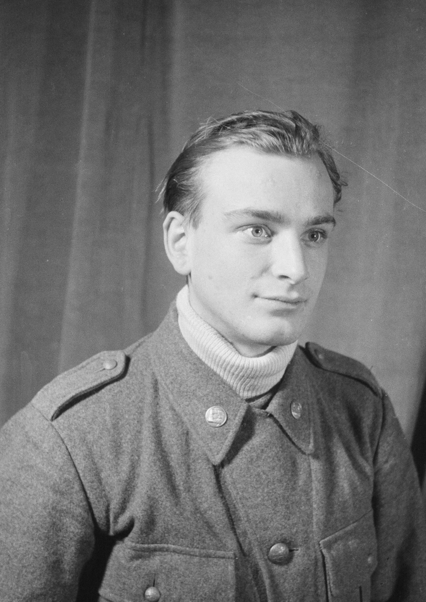 Porträttfoto av soldat Sven Åke Gustaf Karlsson (nummer 887), bilförare vid F 19, Svenska frivilligkåren i Finland under finska vinterkriget, 1940.