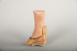 Modell av en damefot med tøffel
