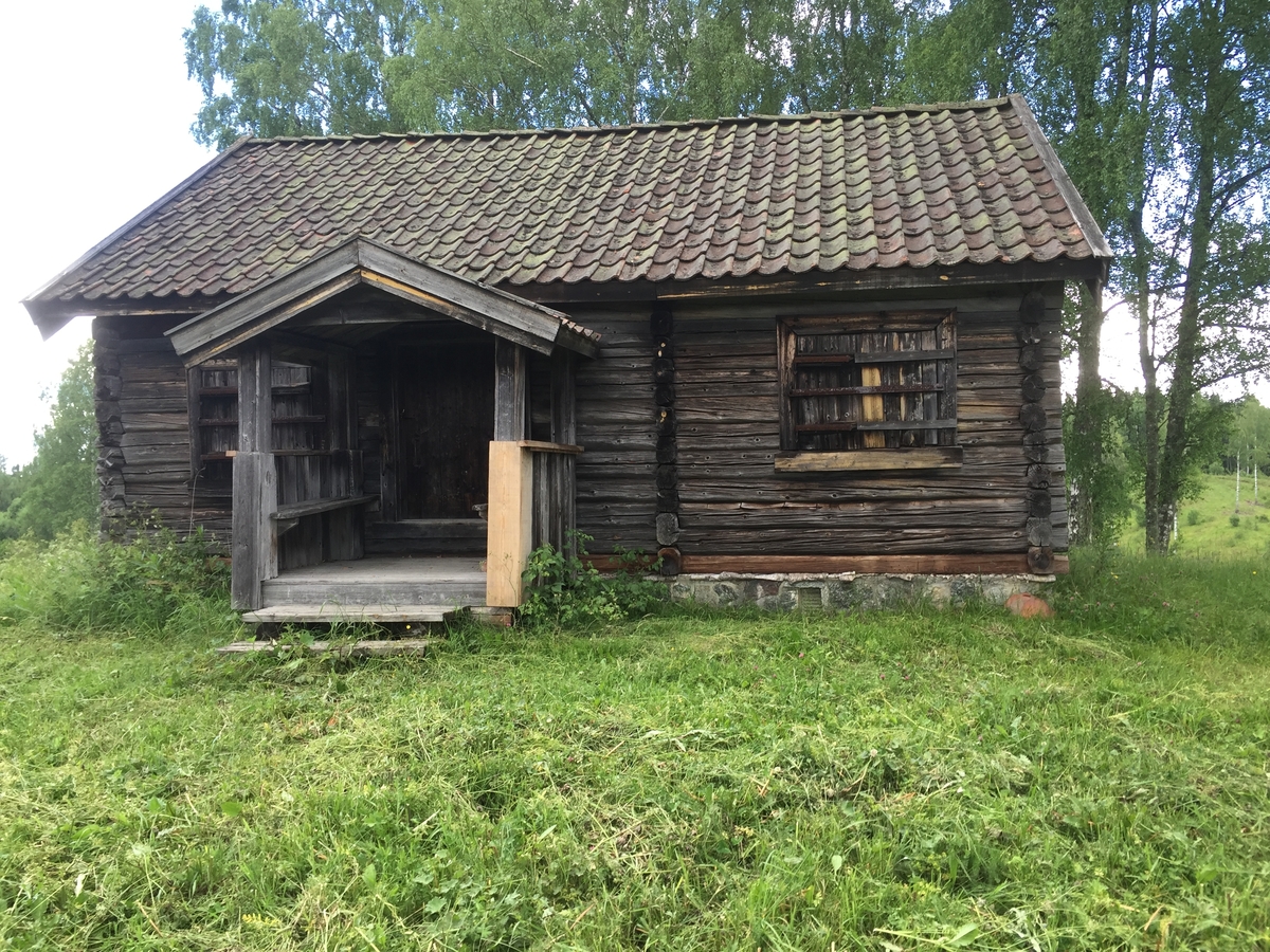 Stuebygning på Holteløkka i Nes. Flyttet til Hvamshaugen i 1934, gammel husmannsplass under Store Hvam.