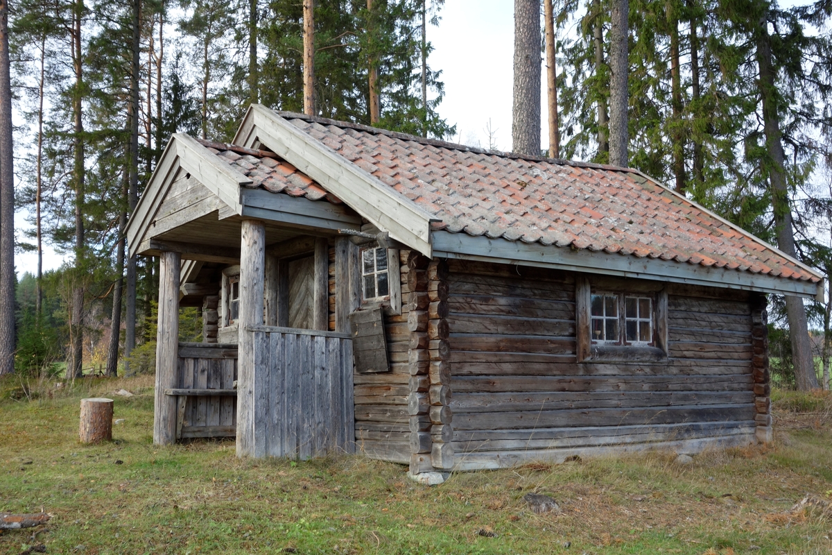 Jakthytte Store Hvam, fra ca. 1890. Brukt som bolig for bureisere på 1920-tallet. Ikke flyttet.