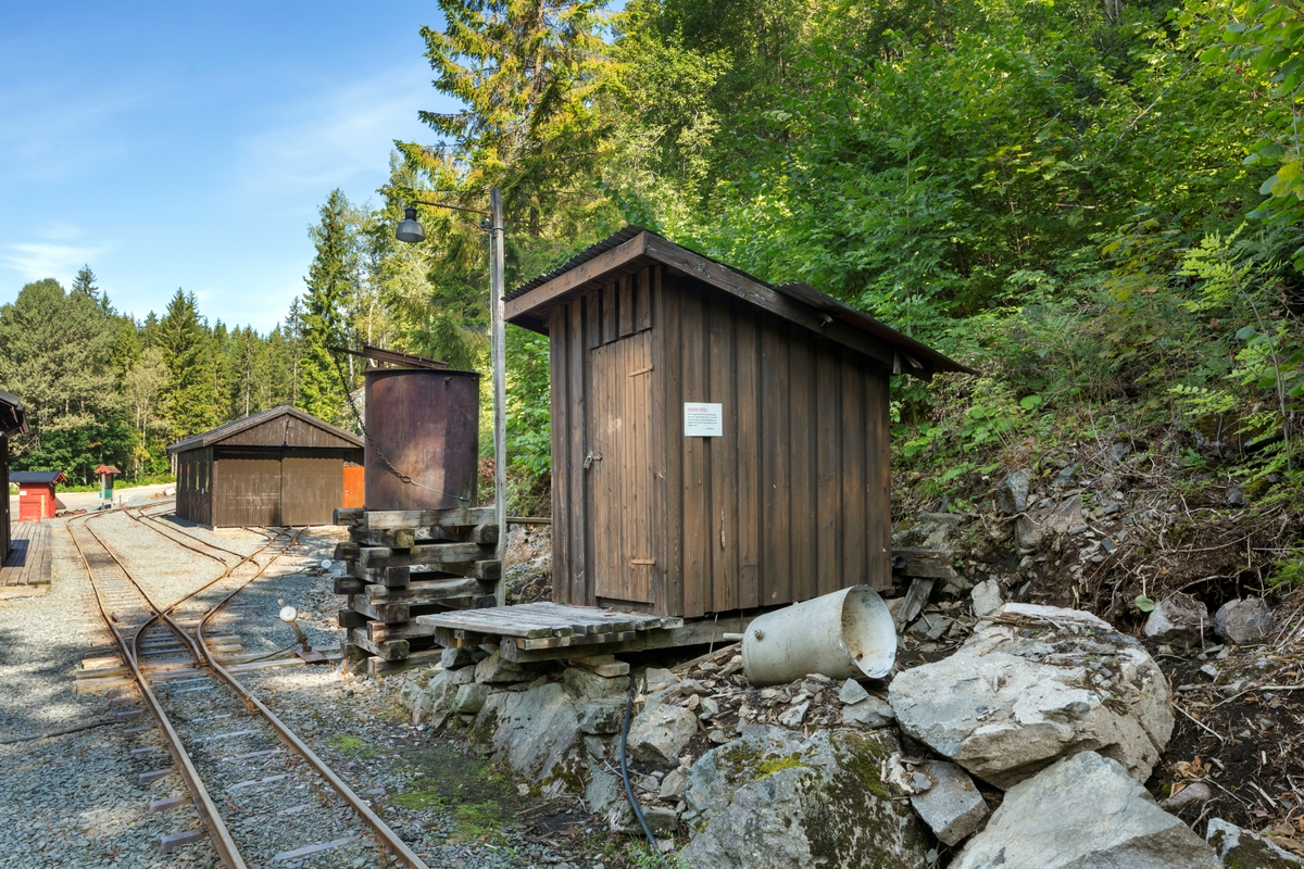 Vedbod Gundershogget, opprinnelig dynamittbod fra gamle grustaket i Hauerseter i Ullensaker.