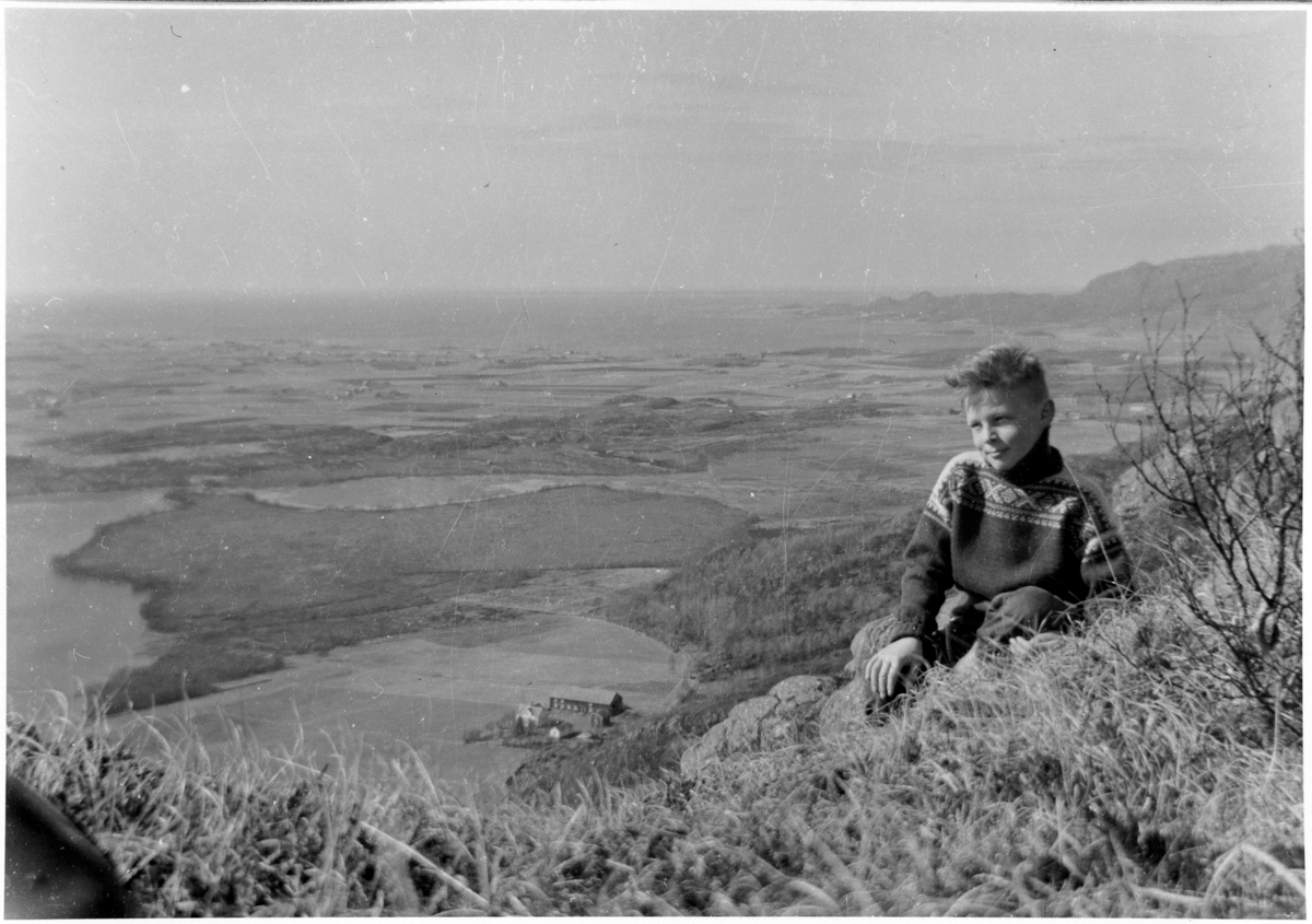 Gutt på Rusasetfjellet med utsikt over landskap, Ørlandet