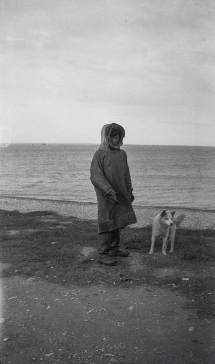 En hund och en av invånarna i den ryska byn Chabarova.