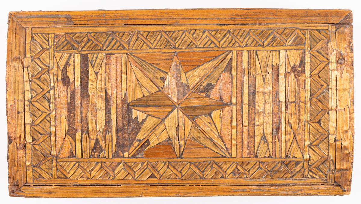 Ask, av furu, något kupigt lock. Halmmosaik, stjärnor m.m.  Inuti bläckinskrifter, bl.a. 1843.