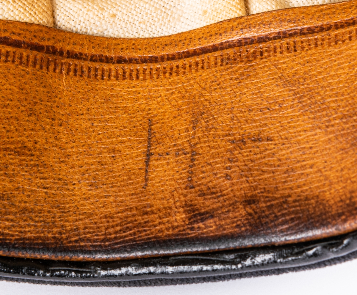 Skärmmössa m/30 för flygvapnet.
Av mörkblått ylletyg (gabardin) med svartlackerad skärm (undersidan ljusgrön). Svart textilband runt mössans nederdel. Kullen cirkelrund, platt och med större diameter. Dess styvnader är borttagna. Flygemblek av broderad guldtråd. Hakrem av flätad guldtråd (m/39), fäst med två små kronknappar. Vitt linnefoder. Svettremmen märkt "HF". etikett i kullen "KÖRSNÄR Lundbladhs HÄLSINGBORG"