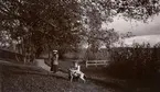 Mamma (Ebba Munck af Fulkila), Maria och Sass vid Malmsjö strand.