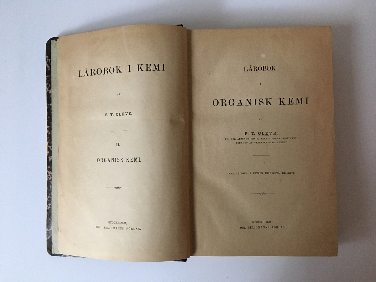Lärobok i Kemi, två band. Ryggtitel: "Cleve. Oorganisk kemi" respektive "Cleve. Organisk kemi".

Marginalanteckningar och markeringar.