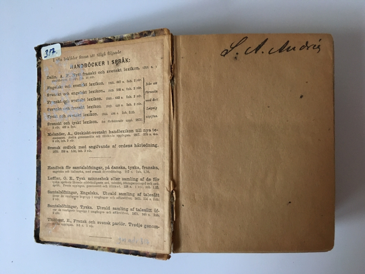 Liten bok med saknad rygg. Titelsidan: "Engelskt och Svenskt Handlexikon. 667 sidor. L. J. Hiertas förlag. Stereotypupplaga, omtryckt hos A. L. Normans i Stockholm 1874