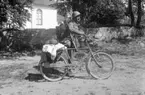 Värnpliktig med cykel. Uniform m/23-37. Järstorps kyrka.