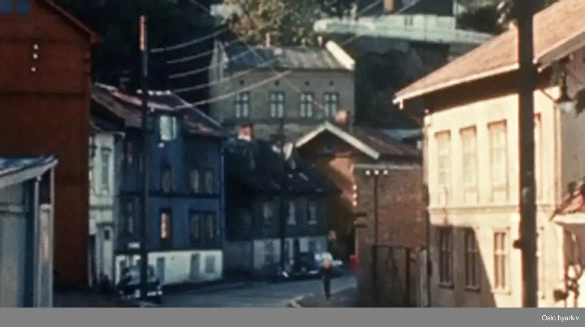 Forestill deg Oslo uten de kjente landemerker. Hva vil bli igjen? En forvokst landsby? Bli med på et streiftog i øst og vest, på egenartede steder turistene sjelden ser. Til perler som bl.a. Vålerenga, Damstredet og Homannsbyen.