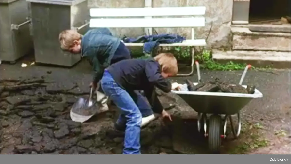 Om oppussing av en bakgård i Oslo. Arbeidet gjøres selvsagt på dugnad av beboerne i gården, og etter arbeidet blir det god mat og drikke i fin og grønn idyll.