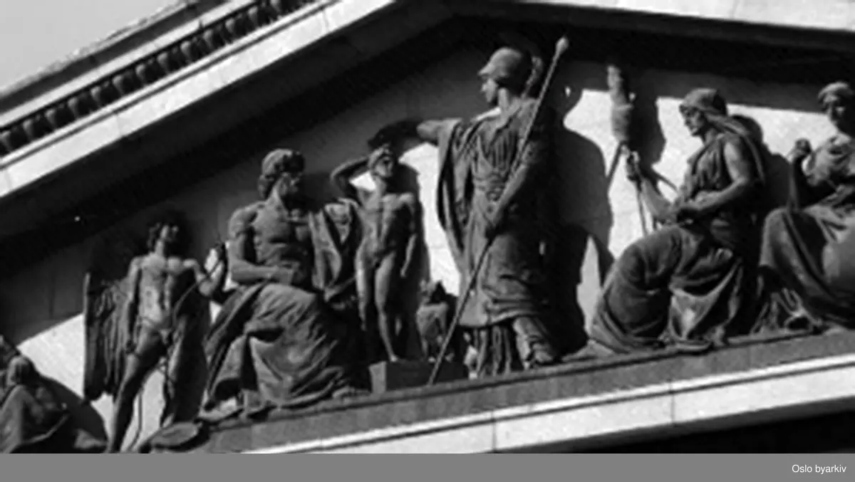 Om Universitet i Oslo. Historikk og nåtid, samt framtidsplaner. Arkivbilder fra Univiversitetet i 1905, og fra mellomkrigstiden. 1936: Innvielsen av Det Matematiske Fakultet. Arkivbilder, krigstiden, m.m.. Rektor Didrik Arup Seip. Churchill kreert til æresdoktor.
