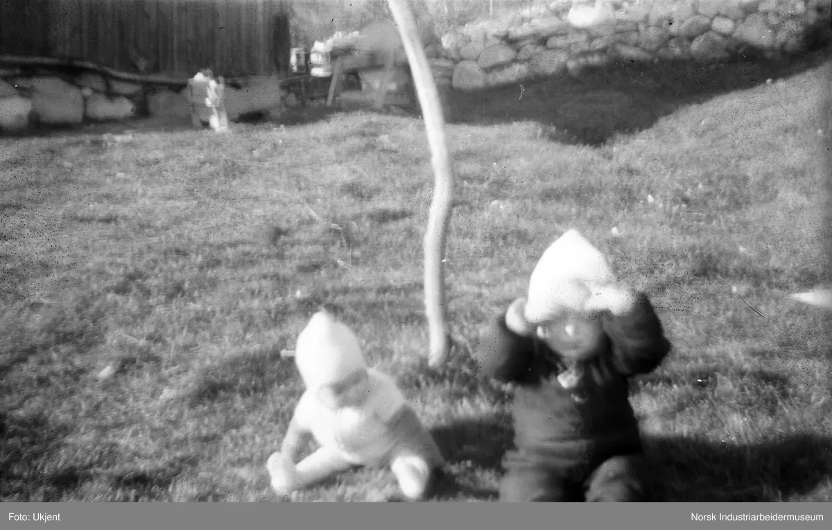 Johan Vågen og Anne Dyrland sitter på gresset på Øst-Førnes, Møsstrond