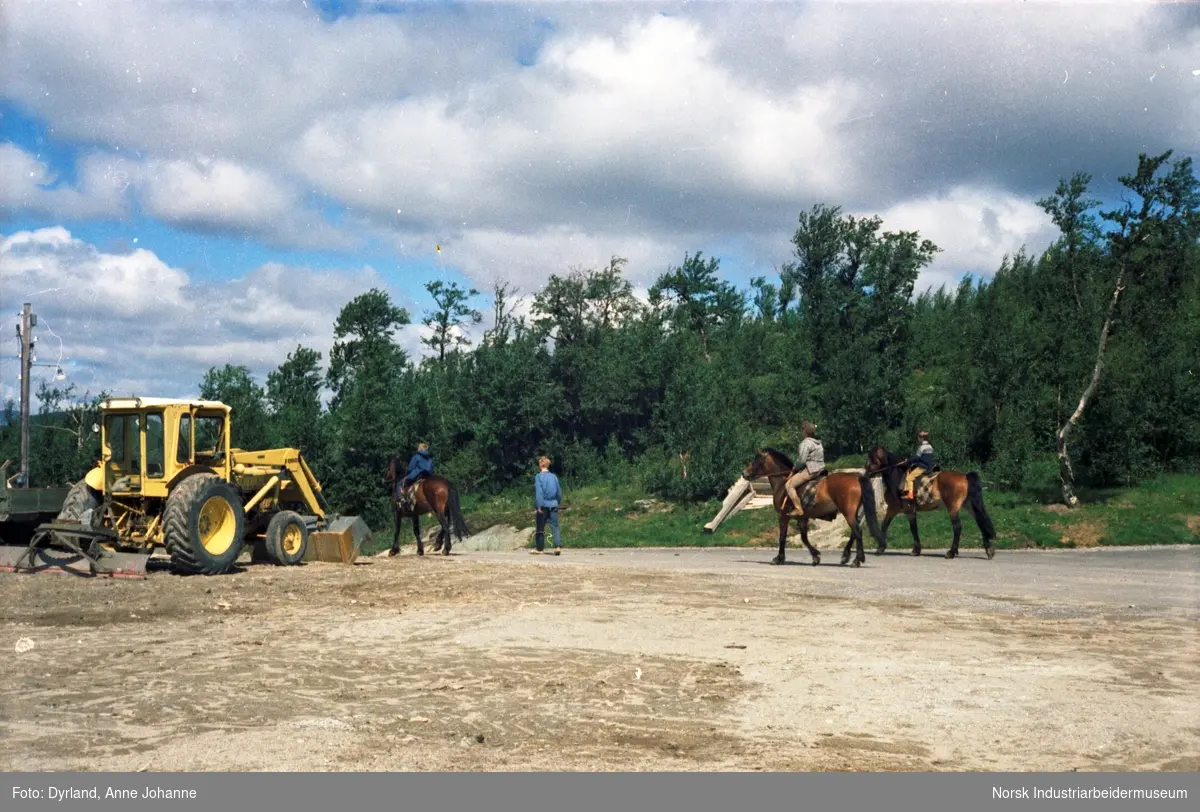 Ridning på Skinnabru forbi en gul traktor